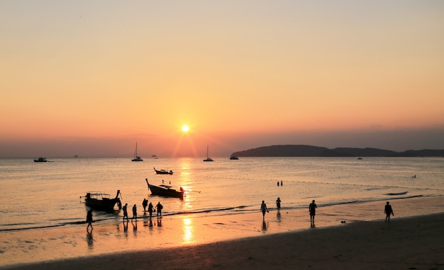 Sonnenuntergang am Strand von Ao Nang Krabi