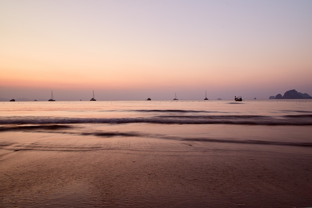 Sonnenuntergang am Strand von Ao Nang Krabi