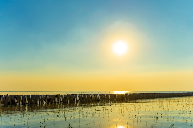 Sonnenuntergang am Strand von Bangpu