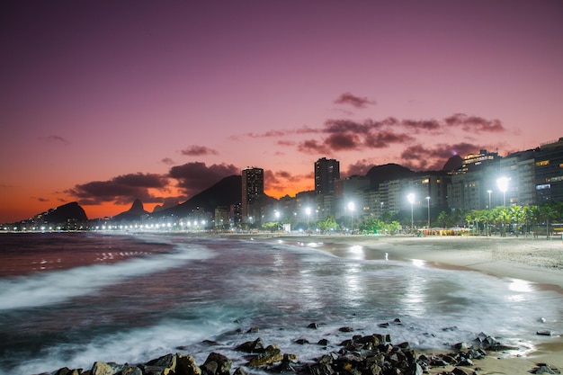 Sonnenuntergang am Strand von Leme an der Copacabana in Rio de Janeiro