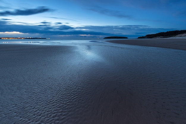 Sonnenuntergang am Strand von Loredo Kantabrien Spanien