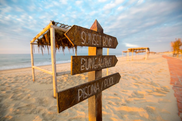 Sonnenuntergang am Strand von Punta Sal mit leerem Campingplatz Peru