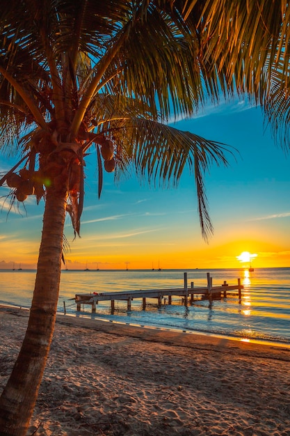 Sonnenuntergang am Strand von West End auf der Insel Roatan, vertikales Foto, Honduras