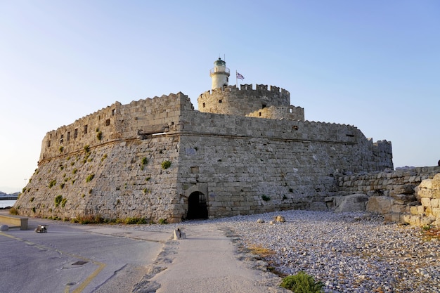 Sonnenuntergang am Turm und Fort von Saint Nicholas Rhodes Griechenland