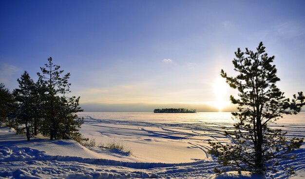 Sonnenuntergang am Ufer der Wolga im Winter