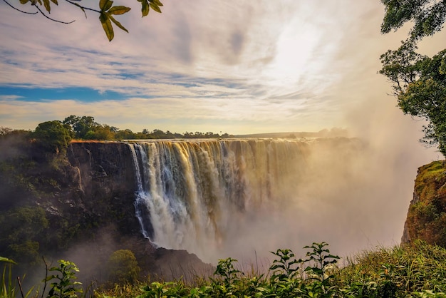 Sonnenuntergang an den Victoriafällen am Sambesi in Simbabwe