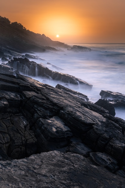 Sonnenuntergang an der baskischen Küste unter dem Berg Jaizkibel in Hondarribia, Baskenland.