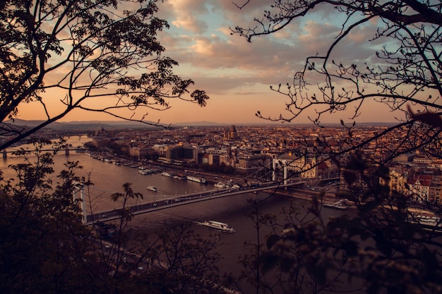 Sonnenuntergang an der Donau in Ungarn