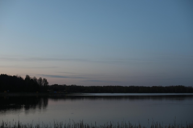 Sonnenuntergang an der Küste des Sees Naturlandschaft Landschaft während des Sonnenuntergangs