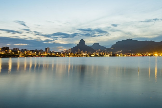 Sonnenuntergang an der Lagune Rodrigo de Freitas in Rio de Janeiro Brasilien