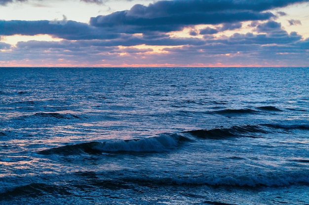 Sonnenuntergang an der Ostsee im Erholungsort Palanga, Litauen