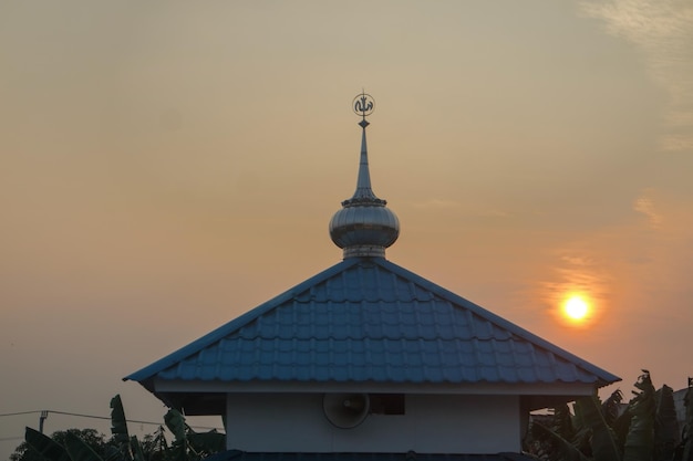 Sonnenuntergang auf dem Dach einer der ältesten traditionellen Moscheen Indonesiens