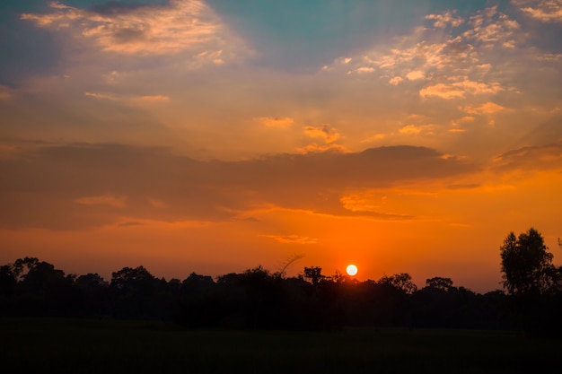 Sonnenuntergang auf dem Feld