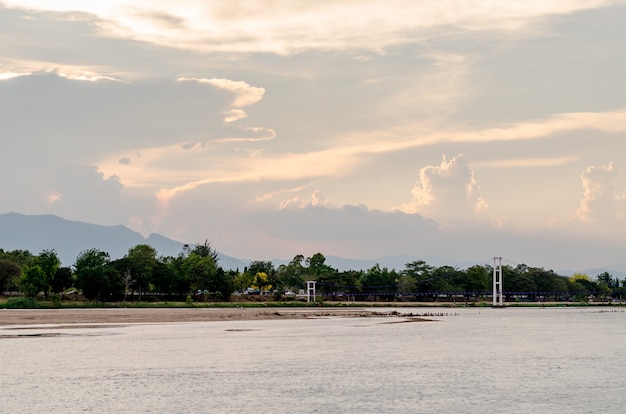 Sonnenuntergang auf dem Flusspingen in Thailand