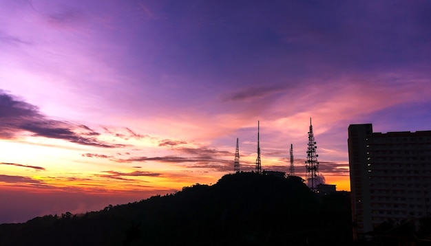 Sonnenuntergang auf dem Genting Highland mit Telekommunikations-Turm