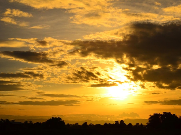 Sonnenuntergang auf dem Land im Spätsommer