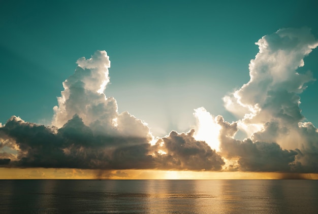 Sonnenuntergang auf dem Meer Hintergrund Naturtapete mit Sommer Meerwasser Meer Textur ruhigen Sonnenaufgang auf tropisch