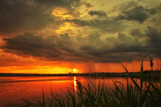 Sonnenuntergang auf dem See schilf Reflexionen und Wolken. Ukraine