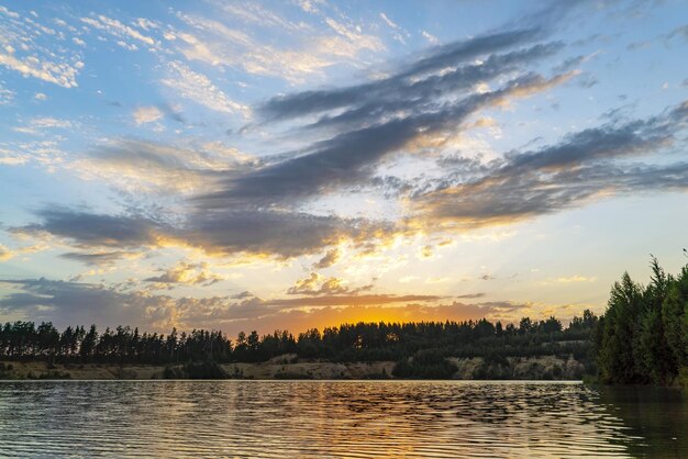 Sonnenuntergang auf dem See Vsevolozhsk Gebiet Leningrad