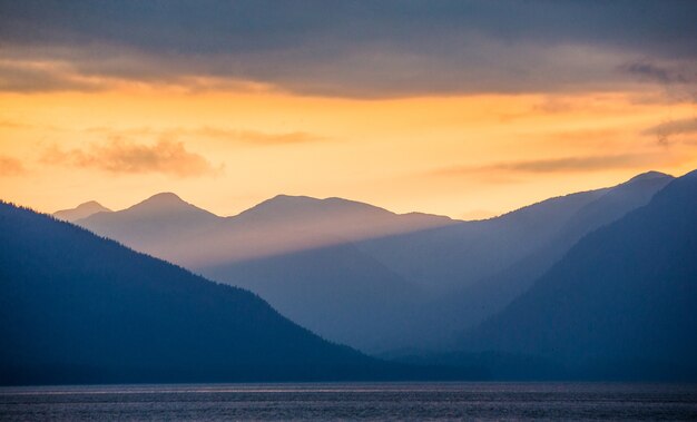 Sonnenuntergang auf den Fjorden von Alaska.