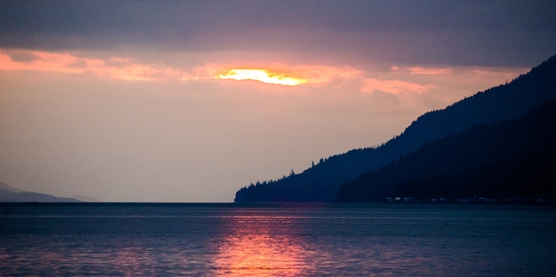 Sonnenuntergang auf den Fjorden von Alaska.