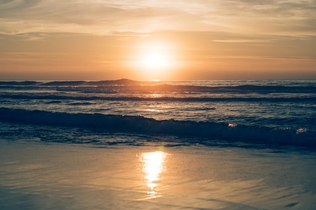 Sonnenuntergang auf den Wellen