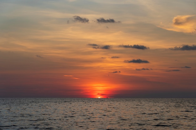 Sonnenuntergang auf der Insel Phu Quoc, Vietnam. Reise- und Naturkonzept. Abendhimmel, Wolken, Sonne und Meerwasser