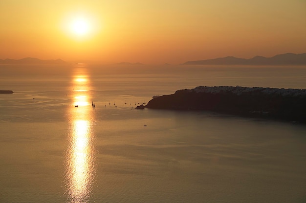 Sonnenuntergang auf der Insel Santorini mit einigen Segelbooten Griechenland