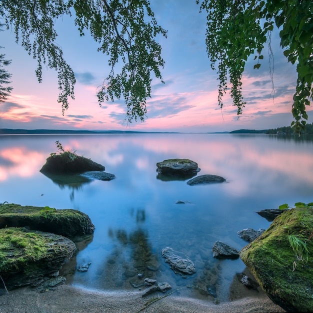 Sonnenuntergang auf der langen Belichtung des Sees