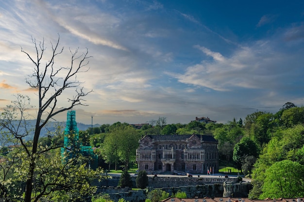 Sonnenuntergang auf einem eleganten historischen Gebäude in Comillas