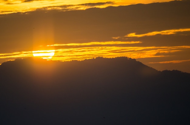 Sonnenuntergang auf Gebirgshintergrund