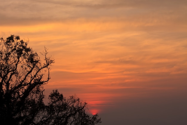 Sonnenuntergang auf Gebirgshintergrund