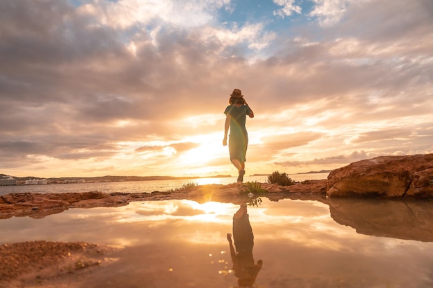 Sonnenuntergang auf Ibiza ein junger Tourist auf dem Paseo de Poniente in San Antonio Abad Balearic