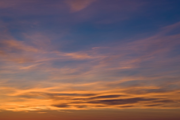 Sonnenuntergang auf Island-Strand mit schönem Himmel im Winter