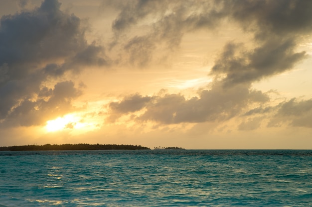 Sonnenuntergang auf See in Sansibar