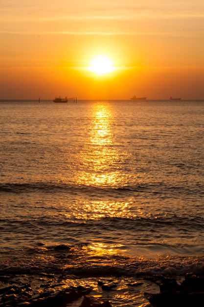 Sonnenuntergang bei Ko Si Chang.