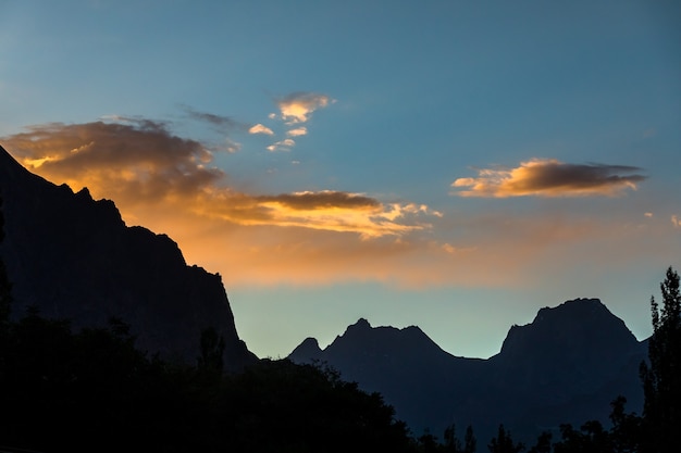 Sonnenuntergang Berge Silhouette bewölkten Abend Hochwertiges Foto