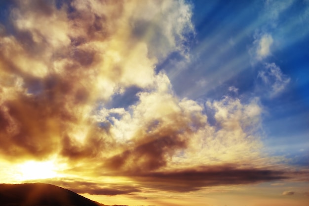 Sonnenuntergang blauer Himmel mit Sonne und Wolken