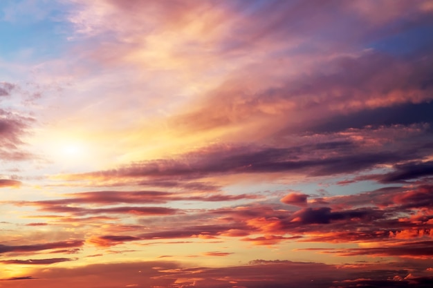 Sonnenuntergang bunter Himmel. Schöner bunter Himmel. Himmelshintergrund