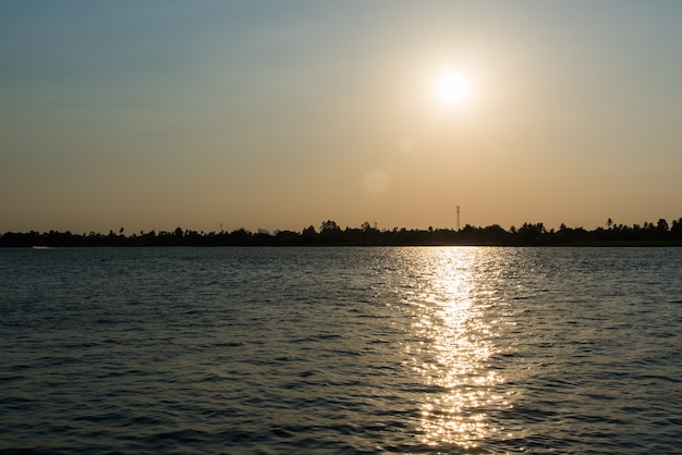 Sonnenuntergang Chao Phraya Fluss Thailand. Silhouette