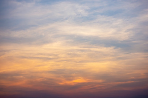 Sonnenuntergang das Abendlicht durch die Wolken