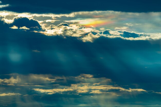 Sonnenuntergang des blauen Himmels mit Wolke