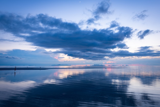 Sonnenuntergang dramatische tropische große Regenwolke blauen Himmel und Meer