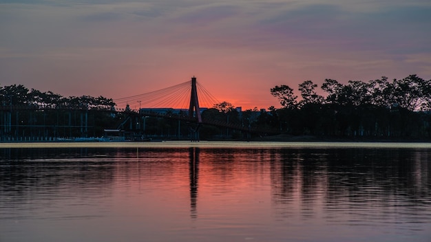 Sonnenuntergang fällt fast vom Himmel auf den Horizont und reflektiert sich im Wasser