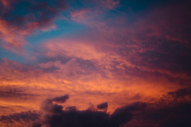 Sonnenuntergang färbt Wolke orange und blauen Himmel