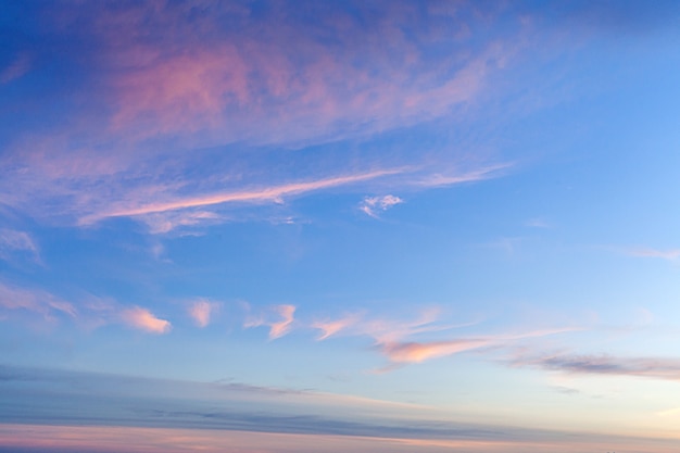 Sonnenuntergang Himmel Hintergrund mit rosa lila und blau dramatische bunte Wolken riesige Sonnenuntergang Himmelslandschaft