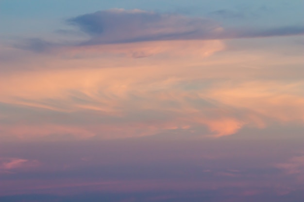 Sonnenuntergang Himmel Hintergrund mit rosa lila und blau dramatische bunte Wolken riesige Sonnenuntergang Himmelslandschaft