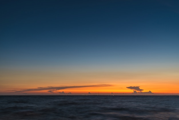 Sonnenuntergang Himmel in dem Meer