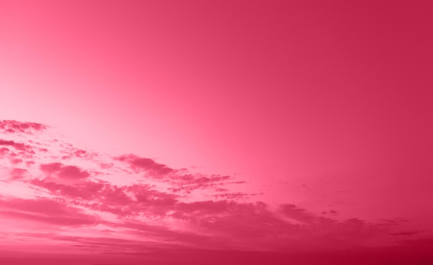 Sonnenuntergang Himmel in Viva Magenta trendy im Jahr 2023 Farbe Himmel Textur abstrakter Naturhintergrund