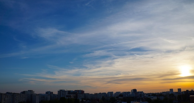 Sonnenuntergang Himmel mit Wolken